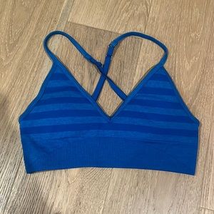 Authentic Lululemon cross-back sports bra blue stripe, w/removable pads size 6
